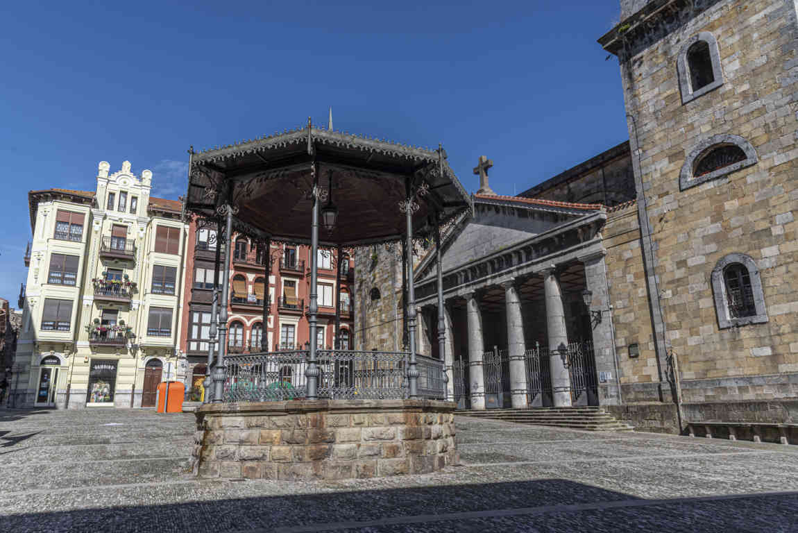 Vizcaya - Bermeo 18 - plaza Arana.jpg